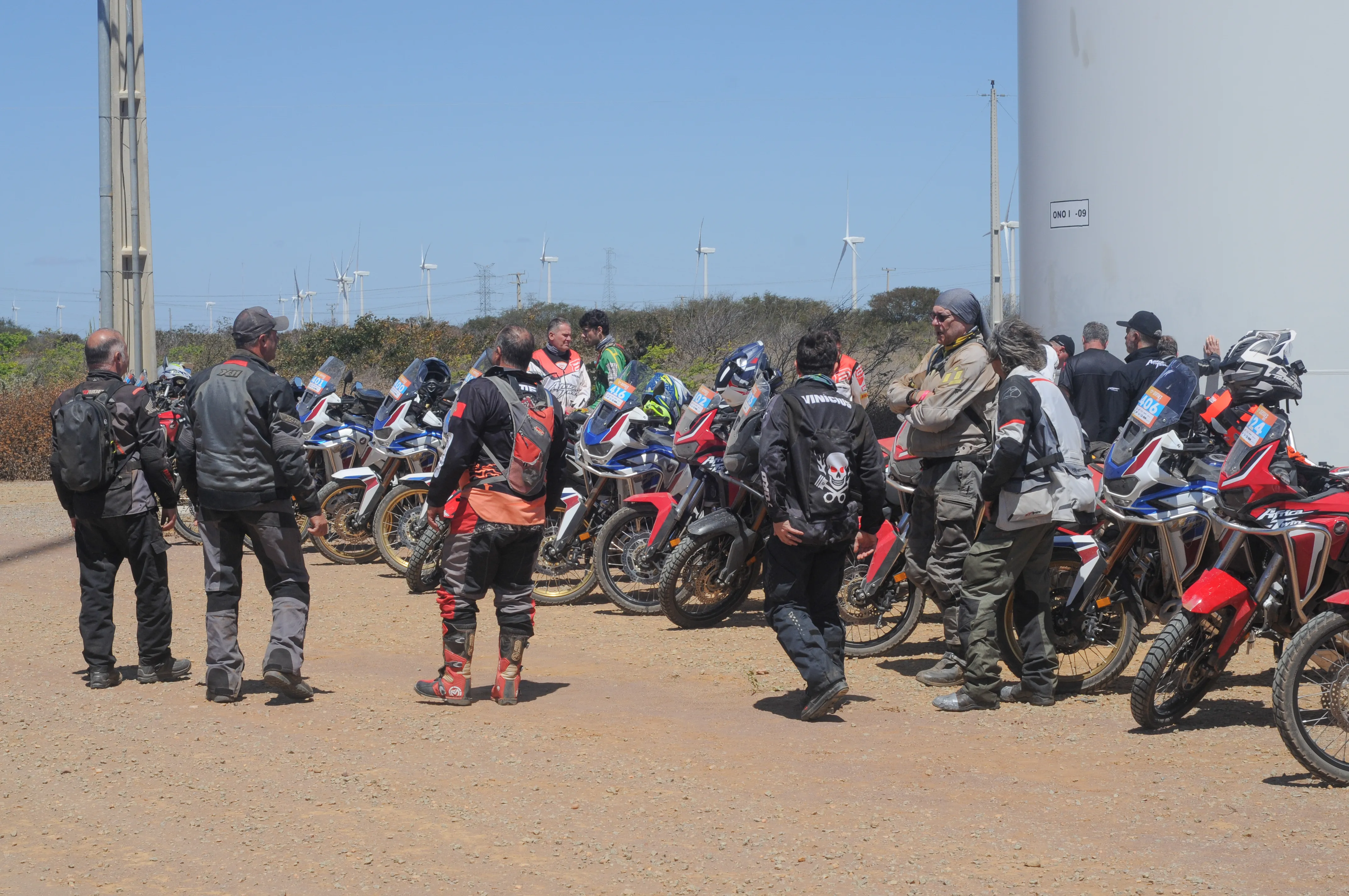 Grupo de motoqueiros e suas motos Honda