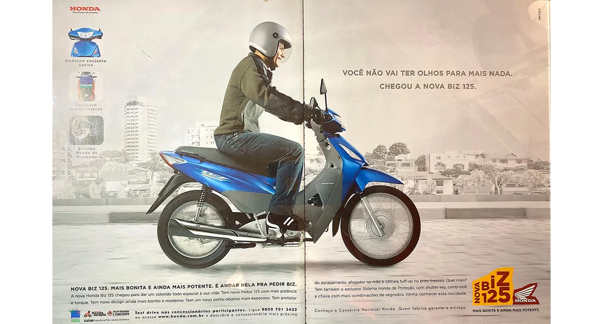 Propaganda em Revista  com um piloto em uma Honda Biz 125 azul