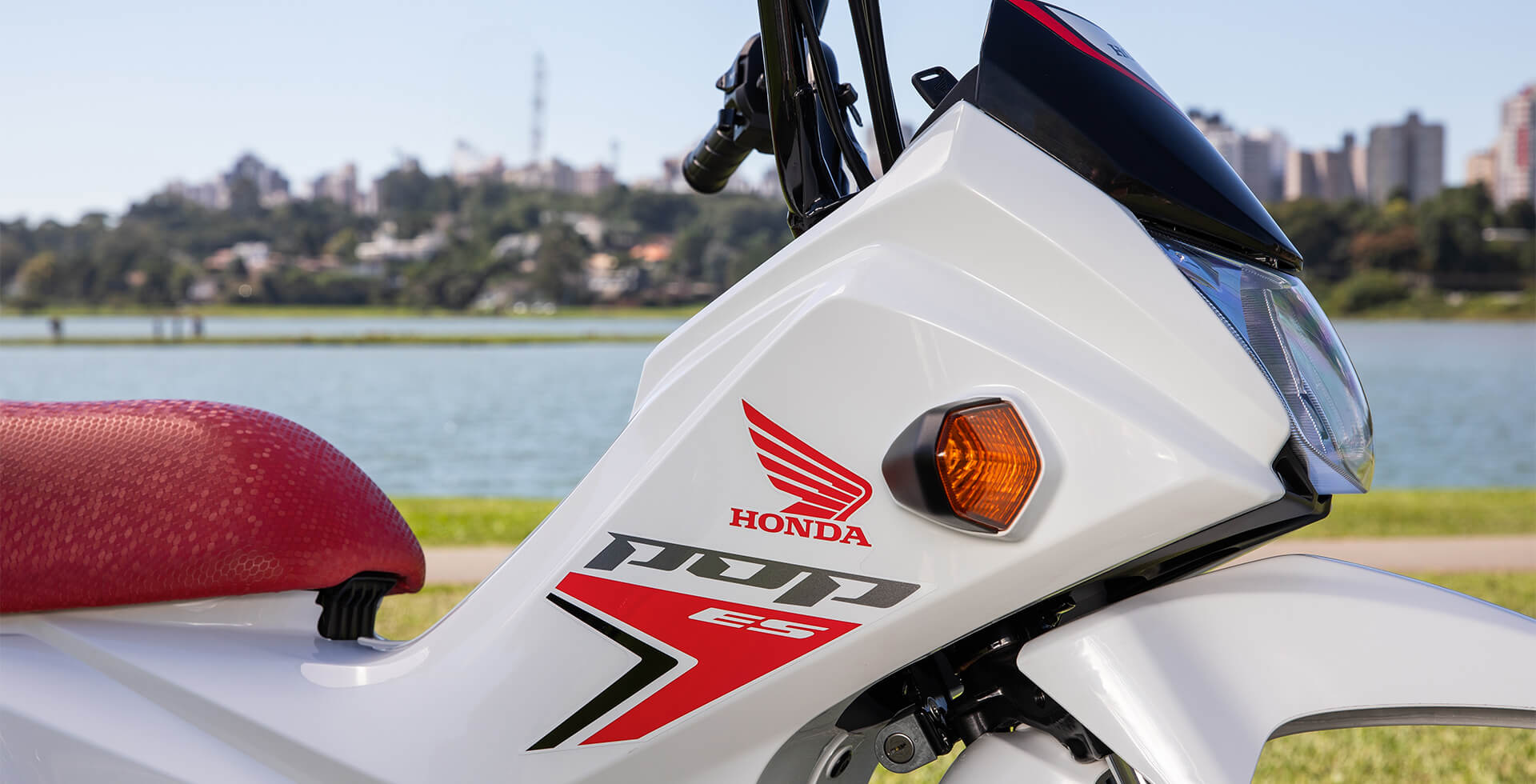 Detalhe lateral da Moto Honda POP 110i ES Branco Ross White