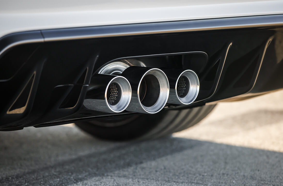 Escapamento central com saída tripla