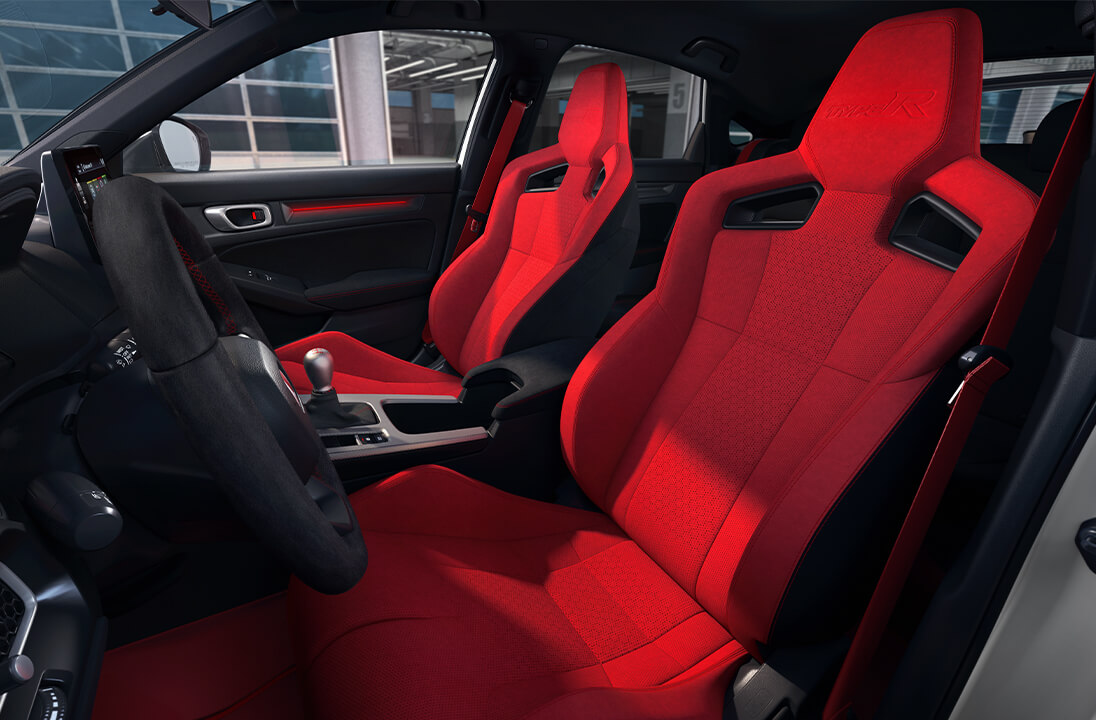 Bancos dianteiros esportivos tipo concha e acabamento em tecido com efeito Suede