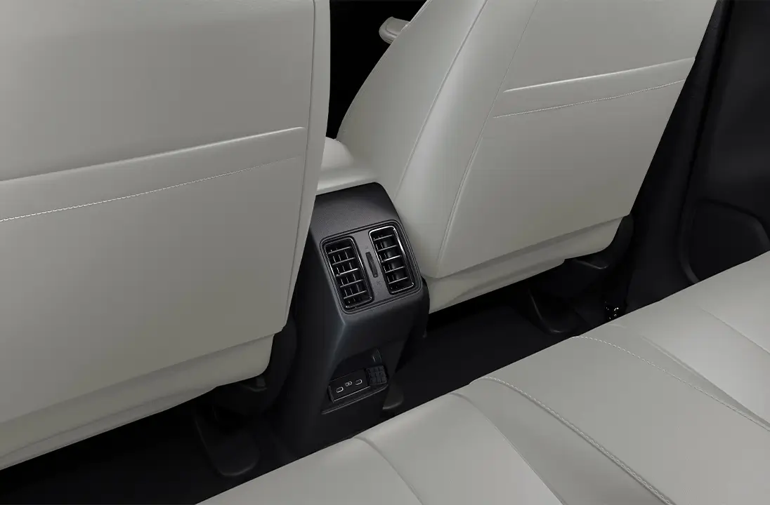 A/C com ventilação para os ocupantes traseiros