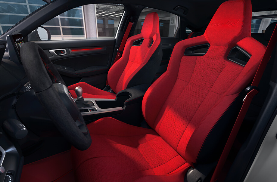 Bancos dianteiros esportivos tipo concha e acabamento em tecido com efeito Suede