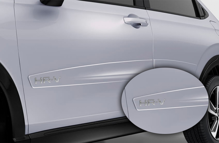 Friso de portas com logo cromado do New HRV