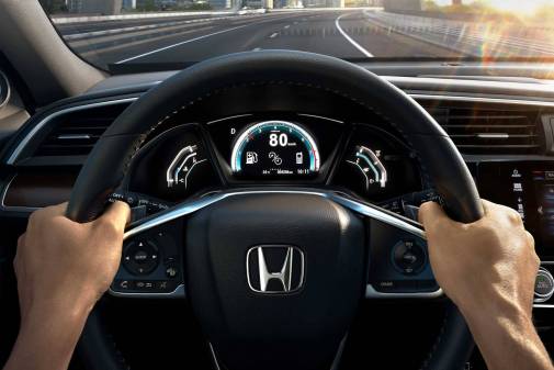 Comandos no volante com piloto automático