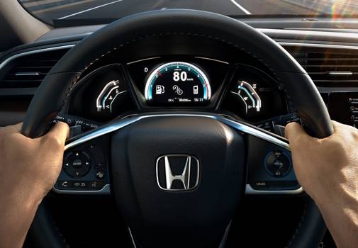 Comandos no volante com piloto automático