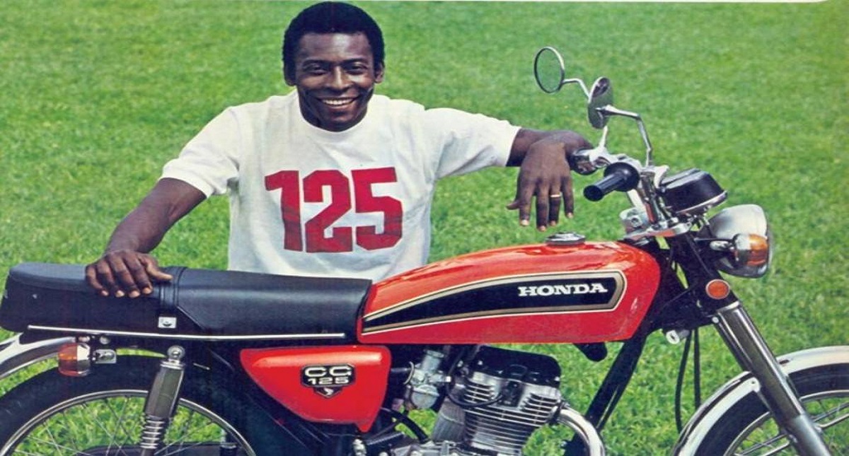 Pelé com a sua Honda CG125 vermelha