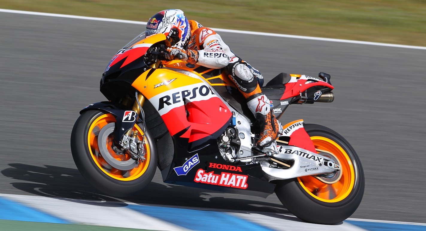 Piloto Freddie Spencer na moto Honda NS500 Repsol no Mundial de Motovelocidade