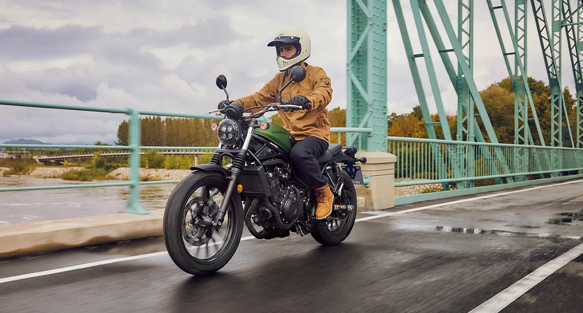 Motocilista em sua CL500 pilotando na estrada