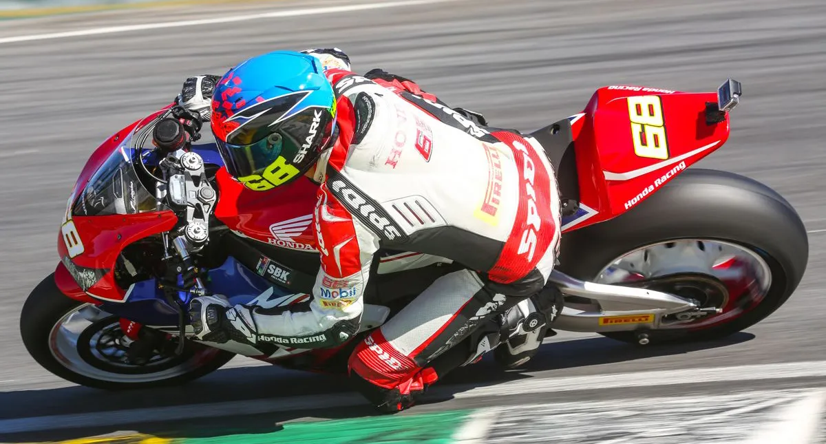 Piloto Diego Faustino em competição com a moto Fireblade