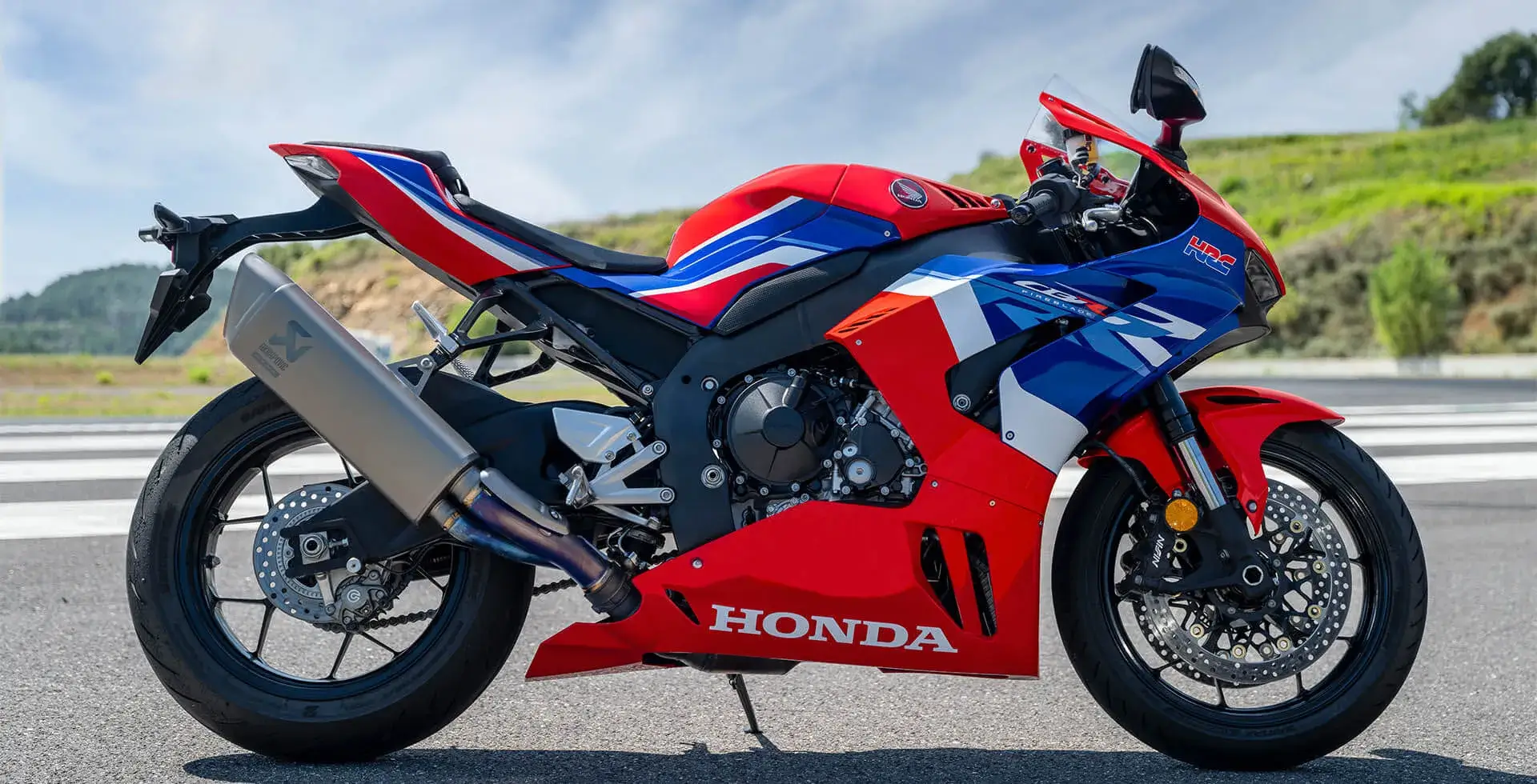 Moto Honda CBR 1000RR R Fireblade Vermelho Grand Prix Estacionada Na Pista