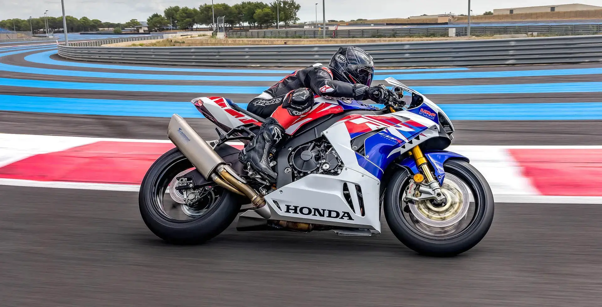 Piloto Em Curva Com A Moto Honda CBR 1000RR R Fireblade Branco Perolizado