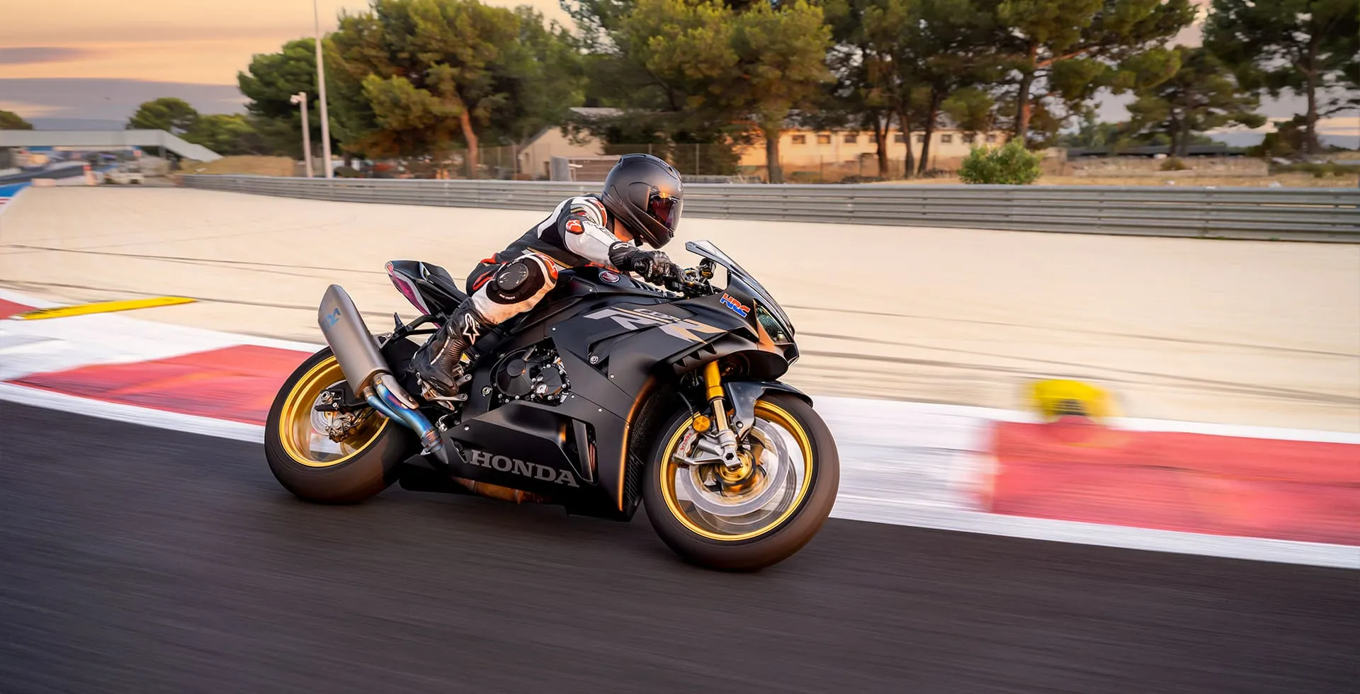 Moto Honda CBR 1000RR-R Fireblade SP Mat Pearl Morion Black Em Corrida e Em Curva