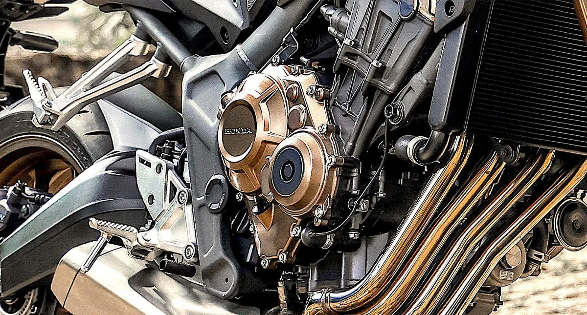 Detalhe do sistema de escapamento original da motocicleta Honda