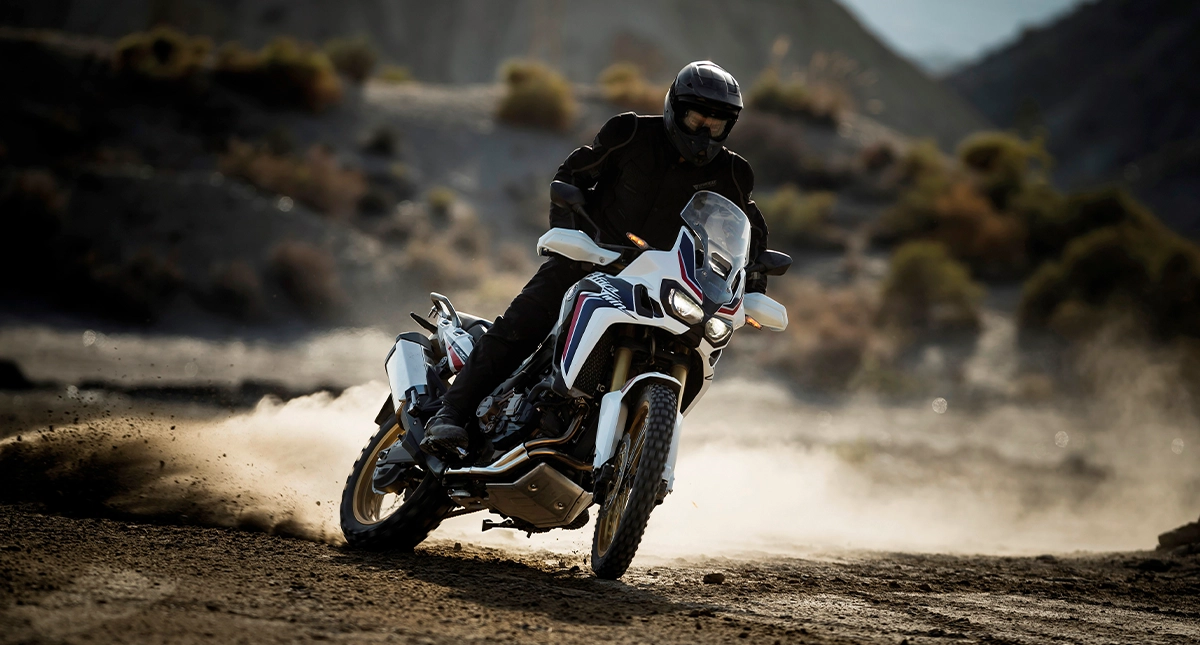  Africa Twin derrapando em estrada de terra