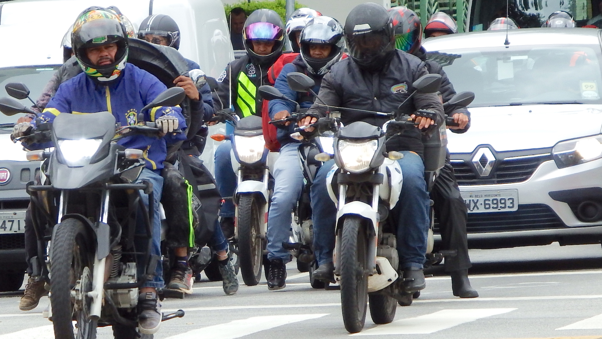 Motos de Entrega no trânsito na cidade