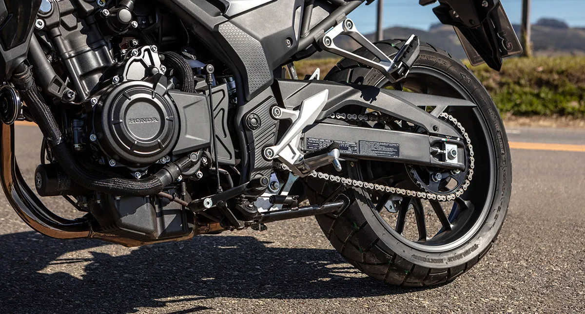 Detalhe motor e pneu traseiro da Honda CB 500X 