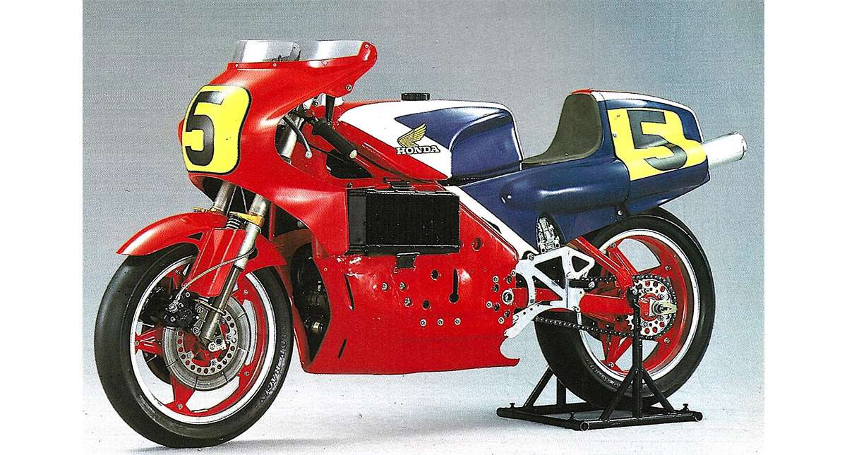 Motocicleta Honda NR500 vermelha. branca e azul com número 5 na frente