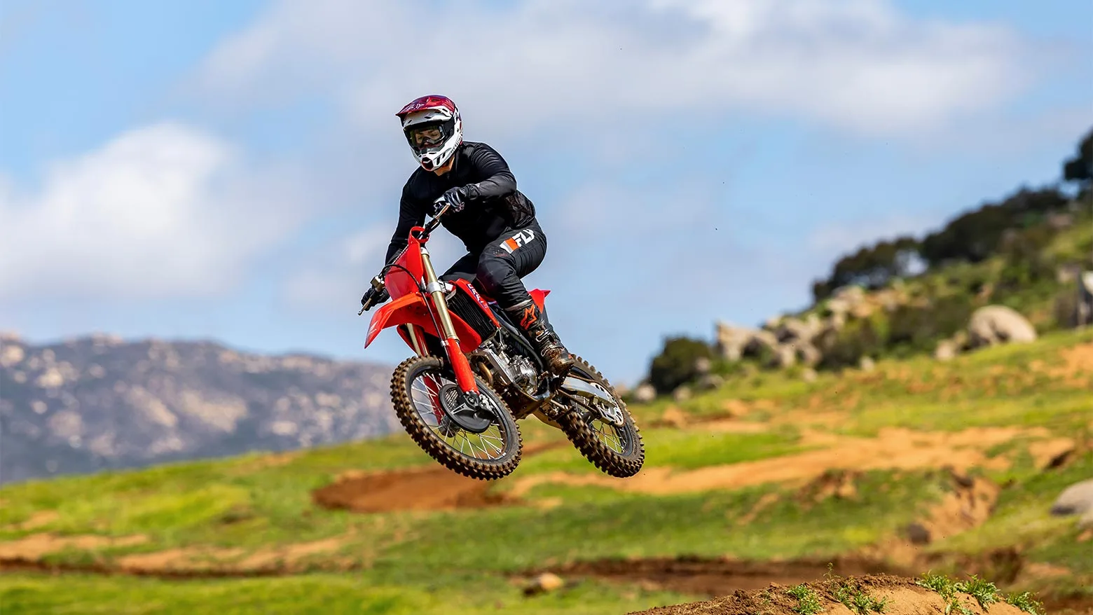 Moto Honda CRF 250 em cenáro off road