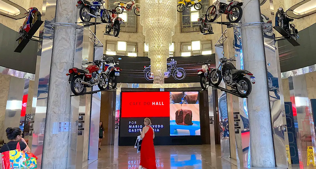 Visão do hall de entrada da mostra "Duas Rodas e uma Nação" com motocicletas em exibição
