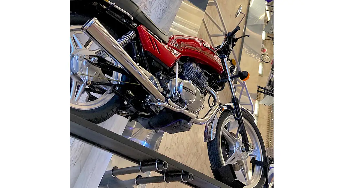 Motocicletas Honda Vermelha em Exibição Vertical