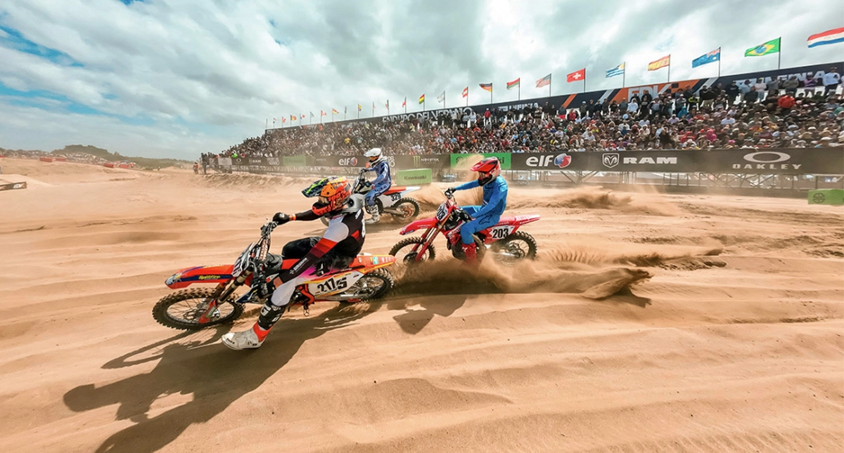 Pilotos competindo no Enduro del Verano em um circuito de areia