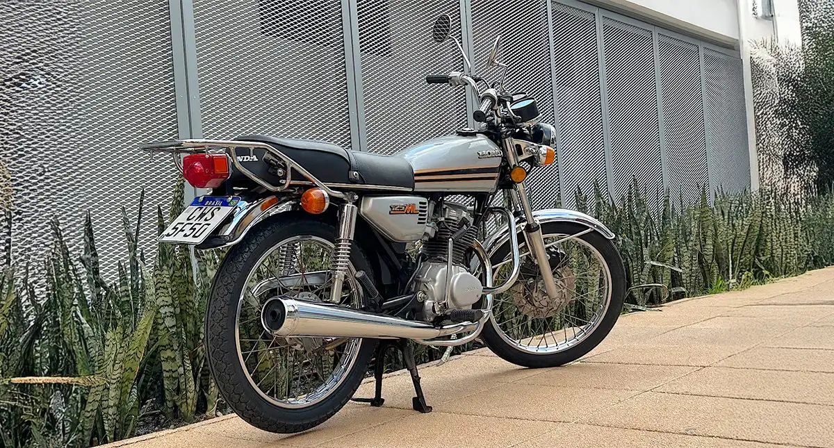 Vista lateral da moto Honda 125 ML, destacando seu design clássico e detalhes