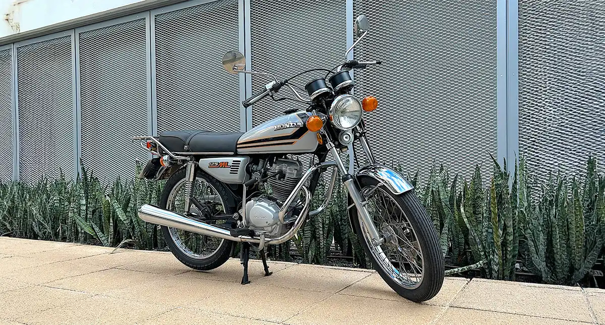 Vista frontal da Moto Honda 125 ML, destacando seu design e detalhes