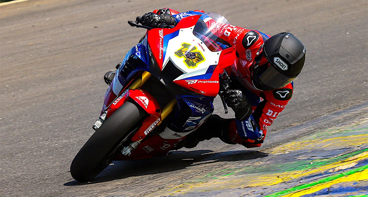 Piloto Honda João Carneiro pilotando no Superbike Brasil 2025