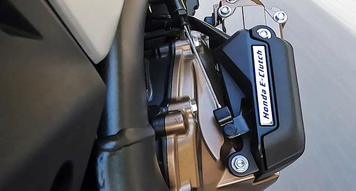 Vista lateral do sistema Honda E-Clutch instalado em uma motocicleta, destacando o componente de embreagem automatizada.