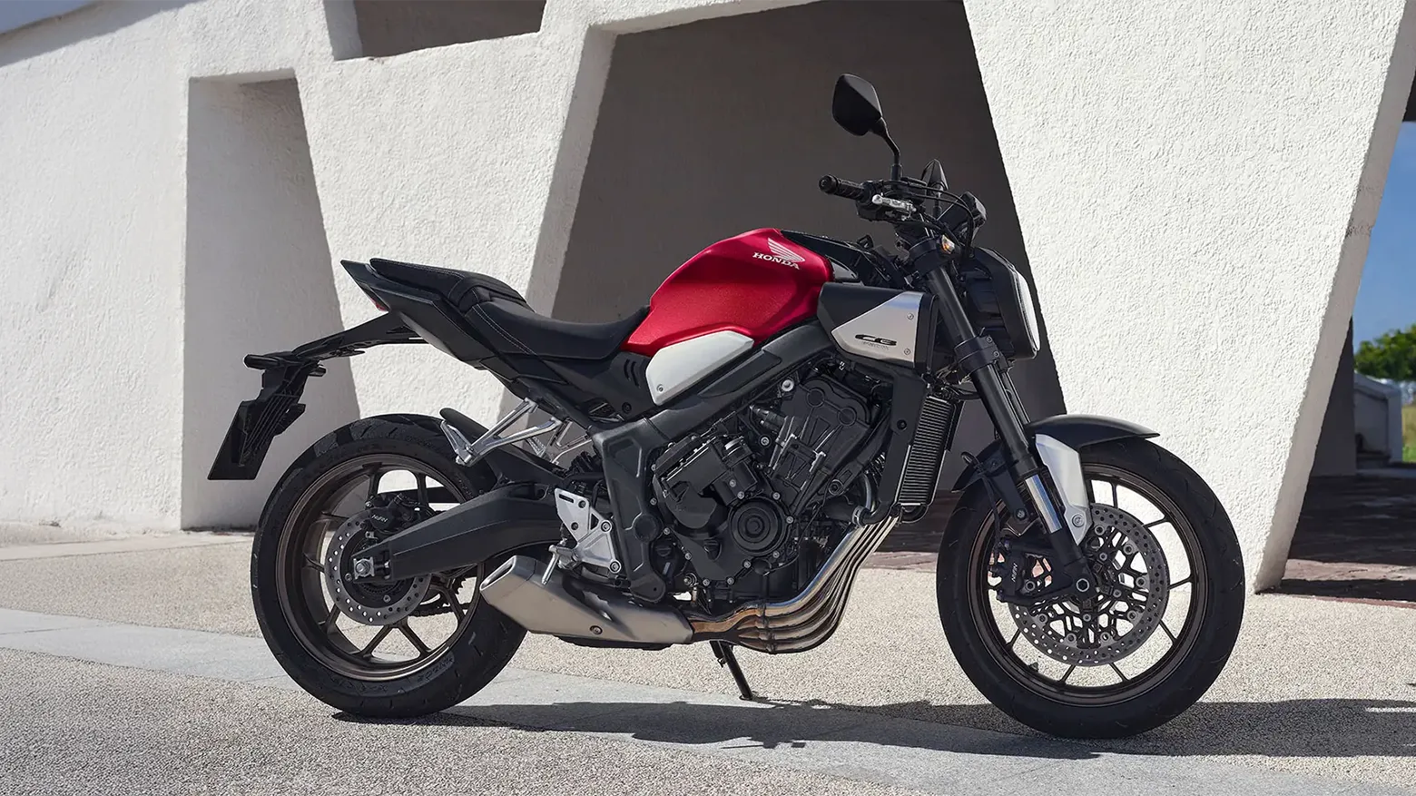 Honda CB 650R Estacionada Com Arquitetura ao Fundo