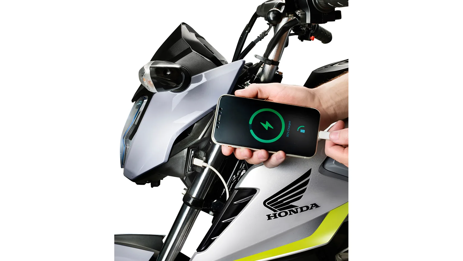 Celular carregando na entrada USB-C da moto Honda CG 160 Titan