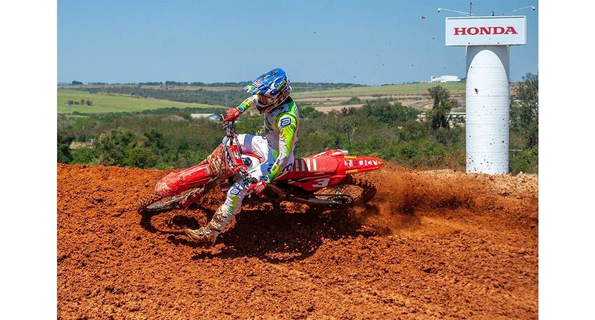 bernardo-tiburcio-fazendo-manobra-de-motocross-em-uma-honda-crf-450r-na-lama