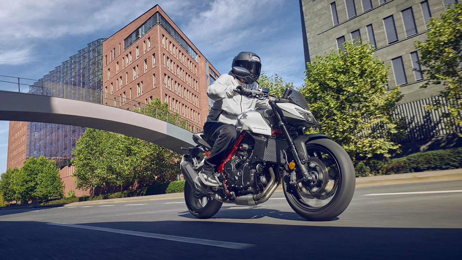 Honda Hornet 750 Pilotada na rua