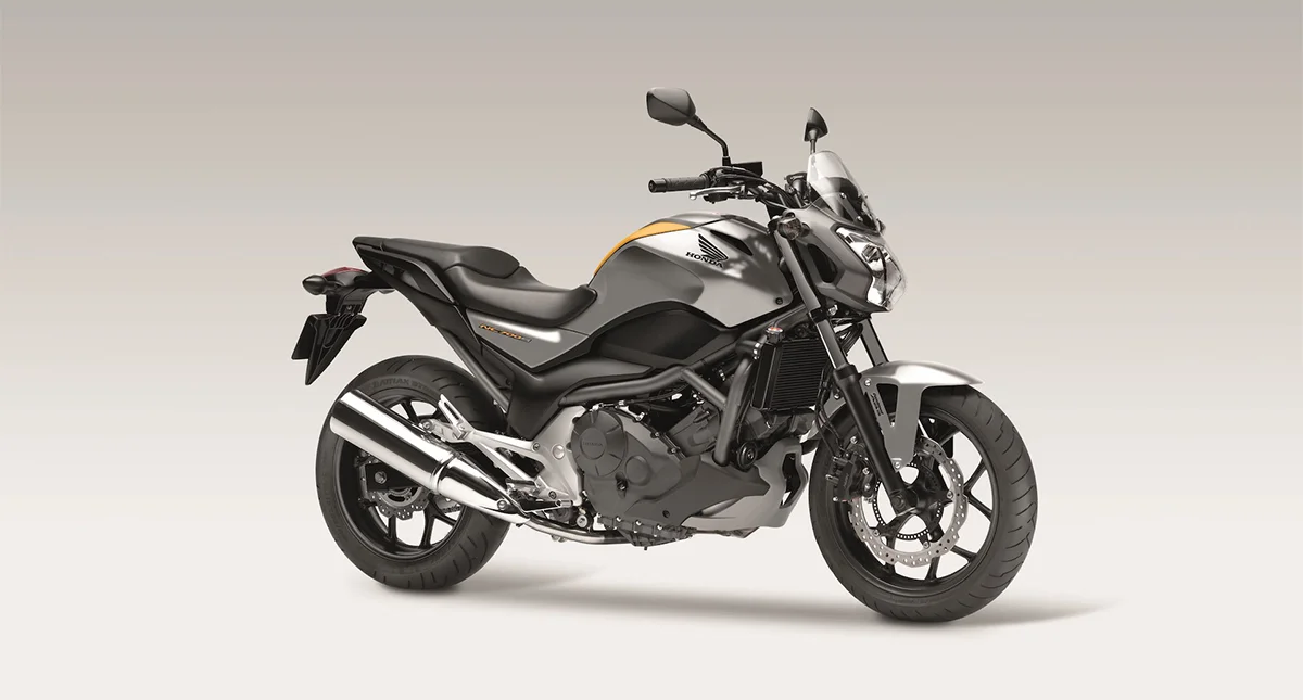 Honda NC prateada voltada para a direita.