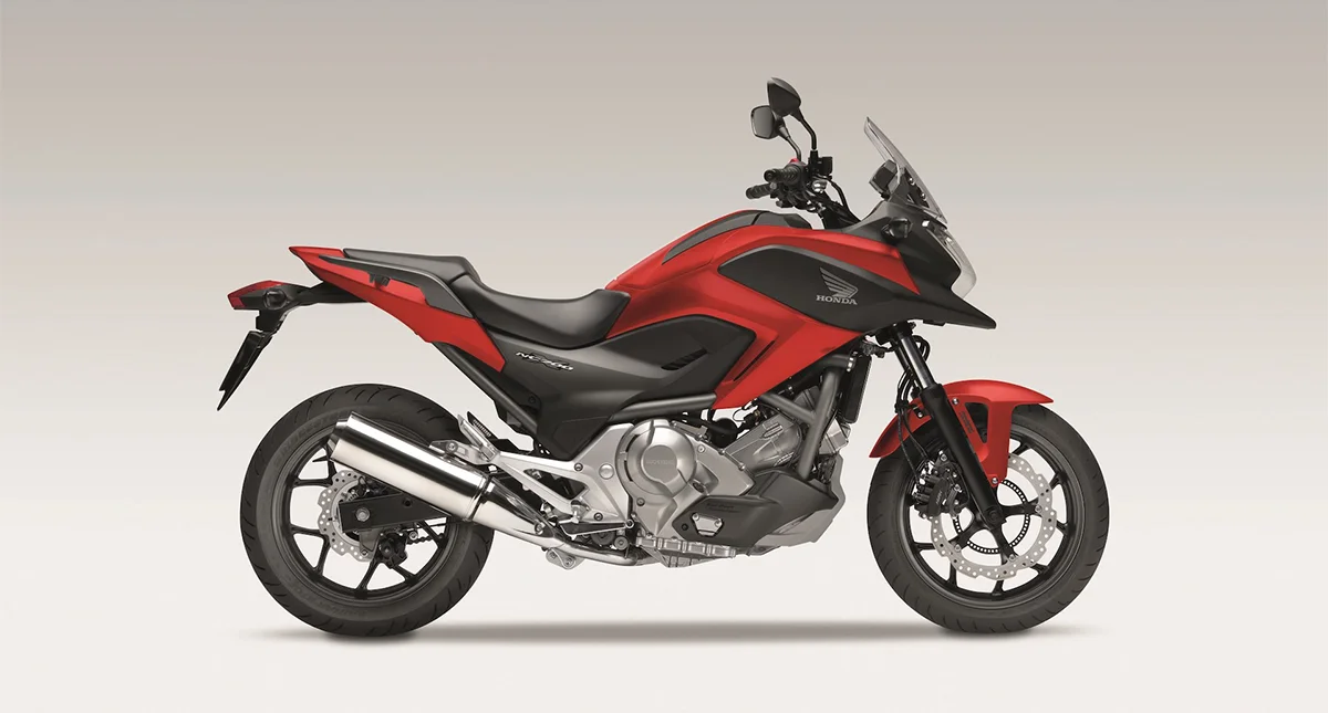 Honda NC vermelha vista na lateral direita