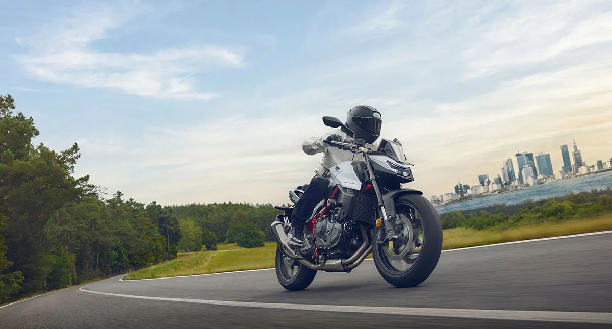 Moto Honda Hornet na estrada 