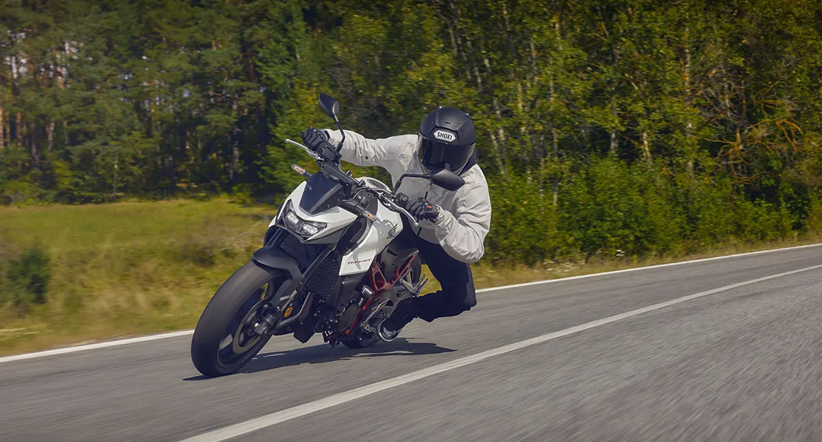 Piloto realiza curva em alta velocidade