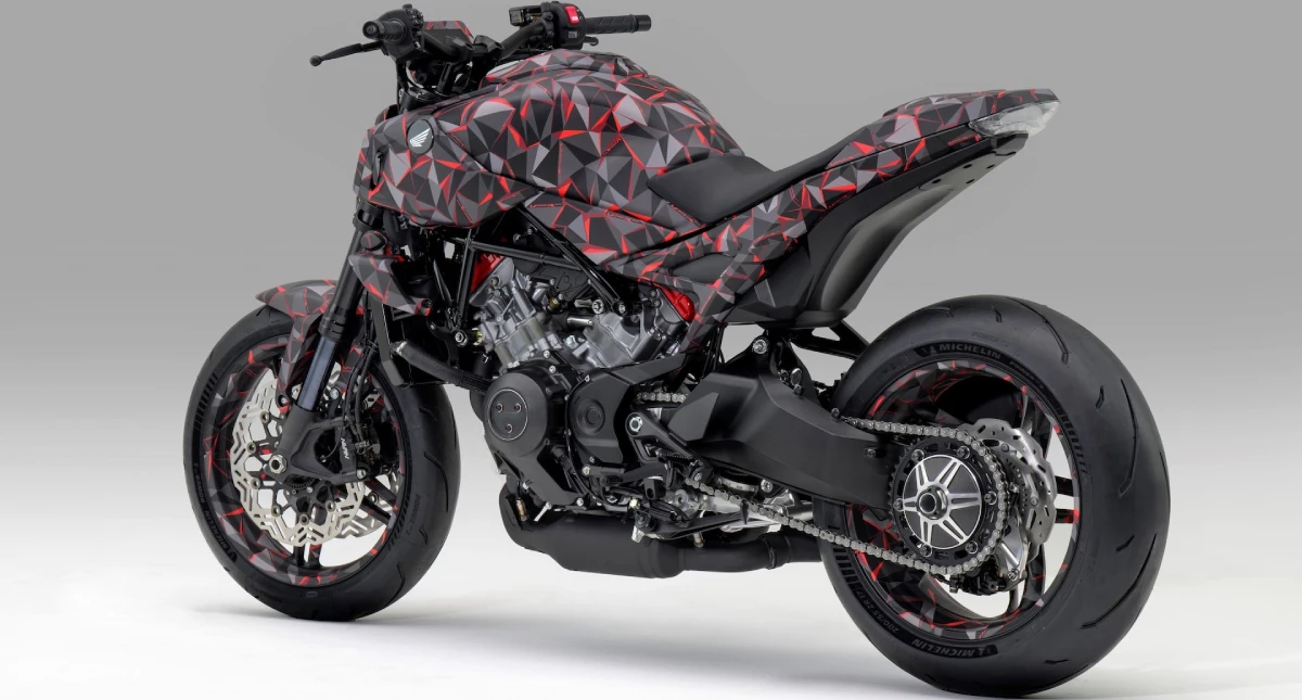 Moto vista em três-quartos traseiro esquerdo