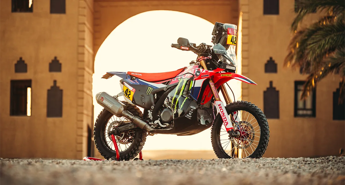 Moto de rally vista pela direita