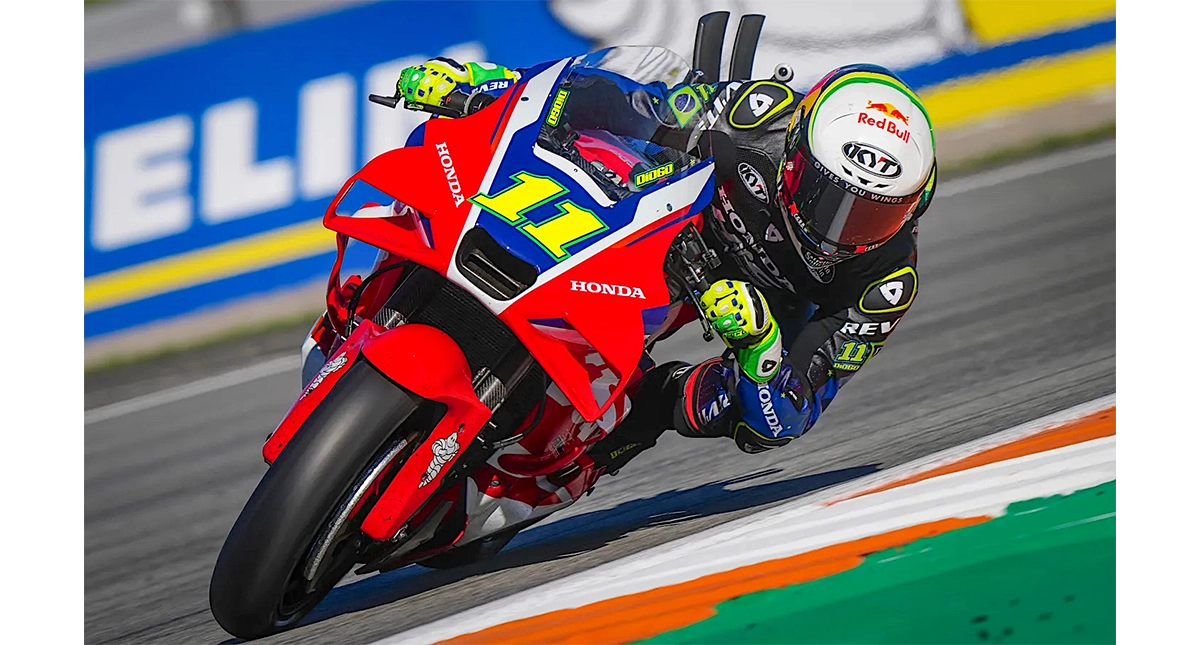 Piloto acelera numa Honda LCR fazendo curva