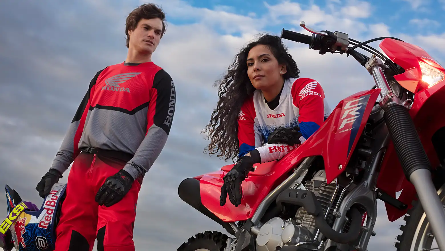 Nova Honda CRF 300F com dois Pilotos
