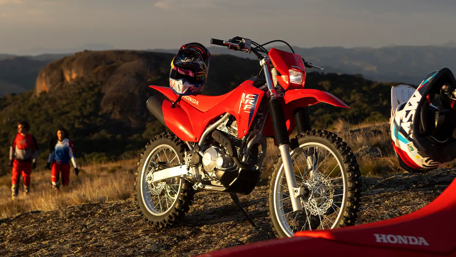 Nova Honda CRF 300F com Pilotos ao fundo