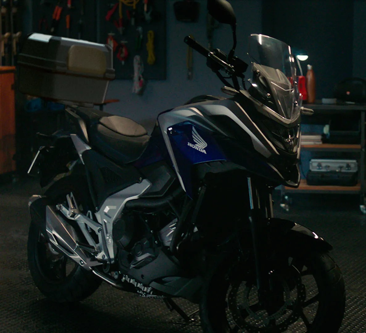 Foto da moto Honda NC 750X com vista lateral e destaque para o top box