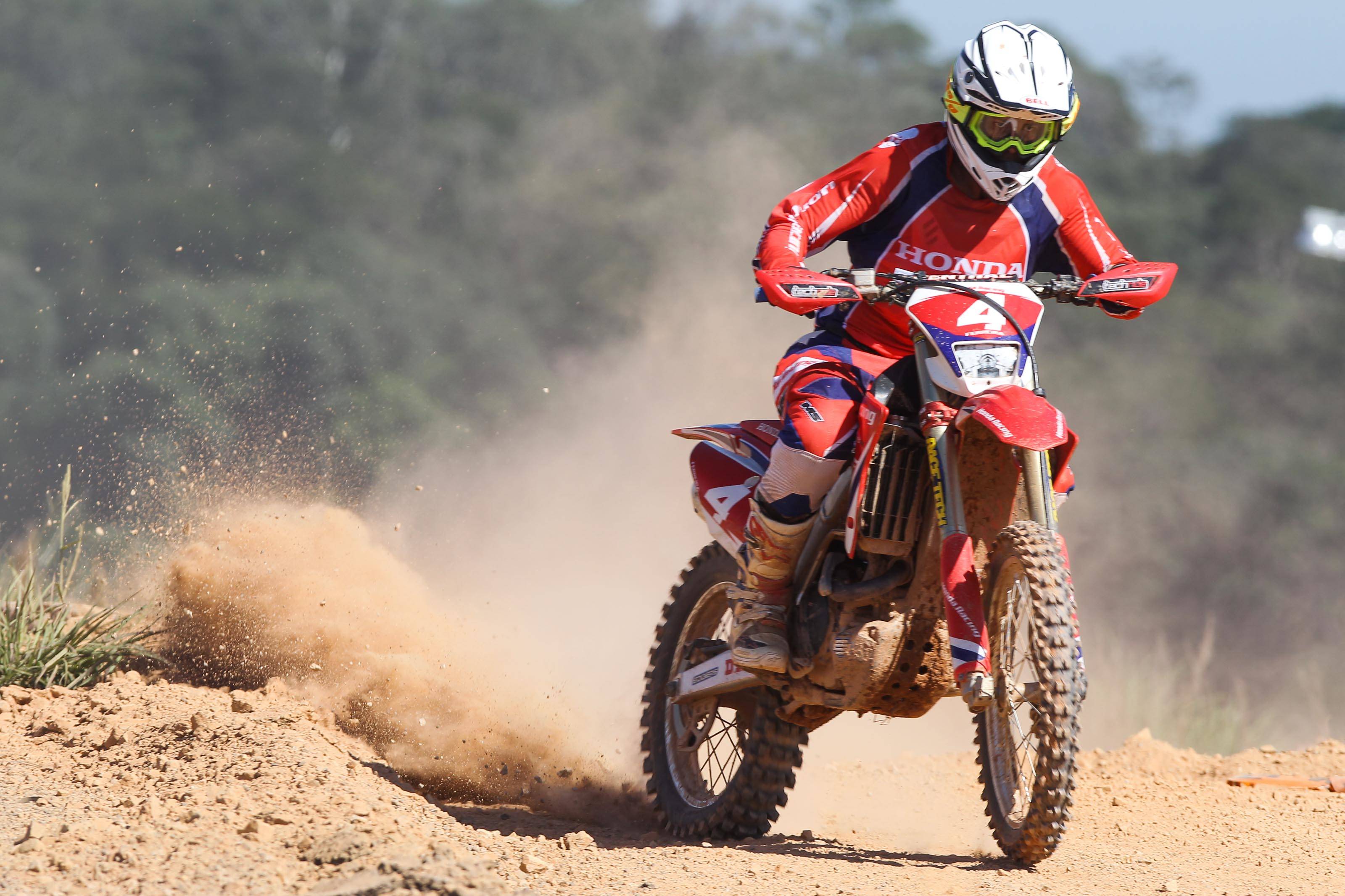 Piloto de Off road na estrada com moto Honda número 4