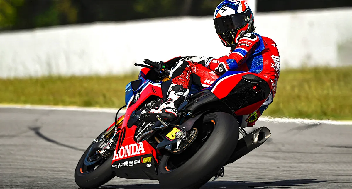 Piloto fazendo curva em pista do campeonato WorldSBK