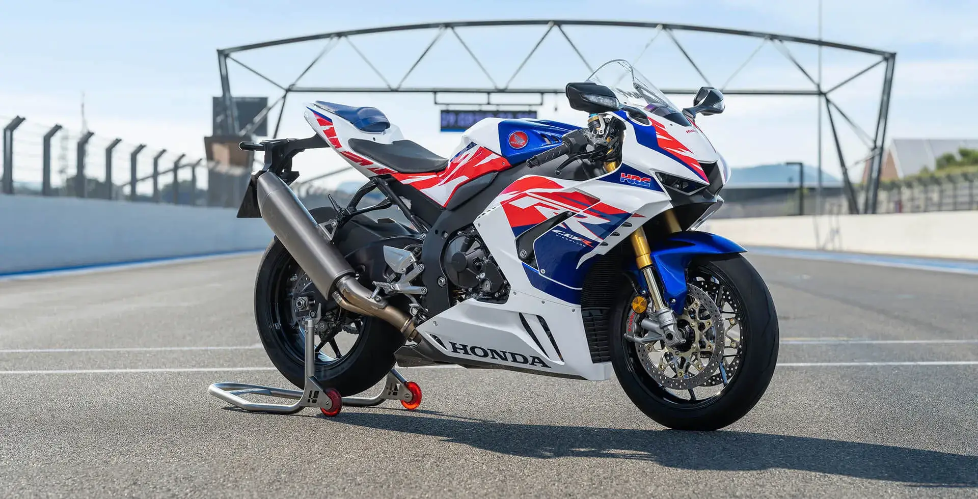 Moto Honda CBR 1000RR R Fireblade Branco Perolizado Estacionada Na Pista