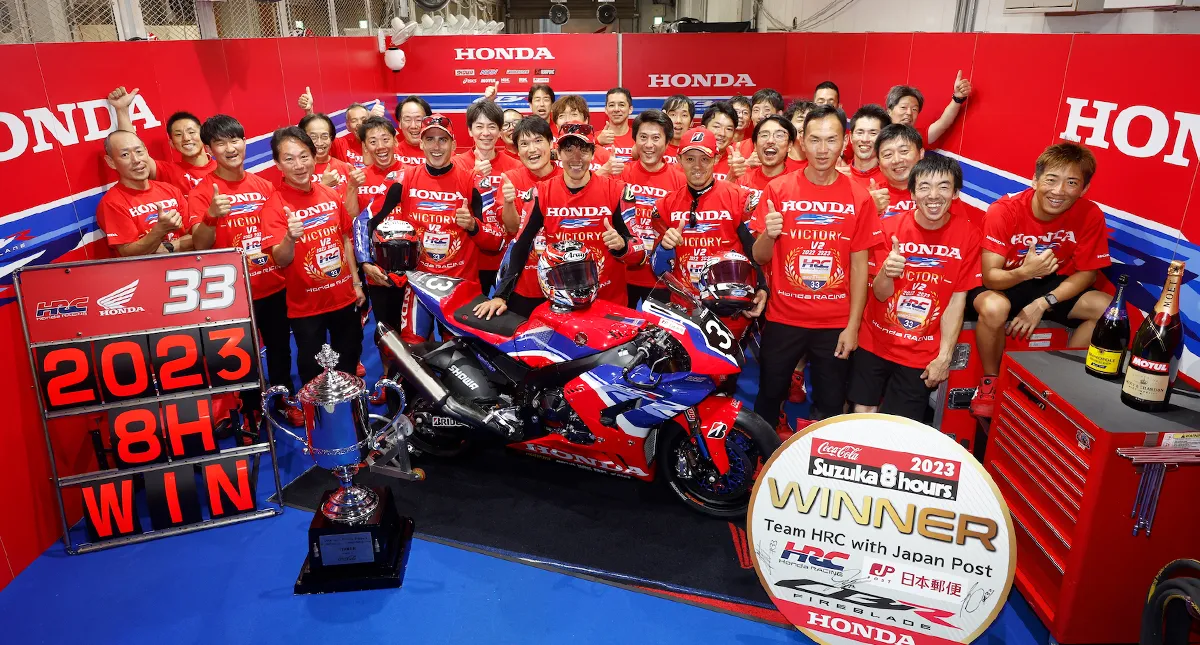 Team HRC no campeonado de Suzuka com troféu e Honda CBR 1000RR-R Fireblade SP
