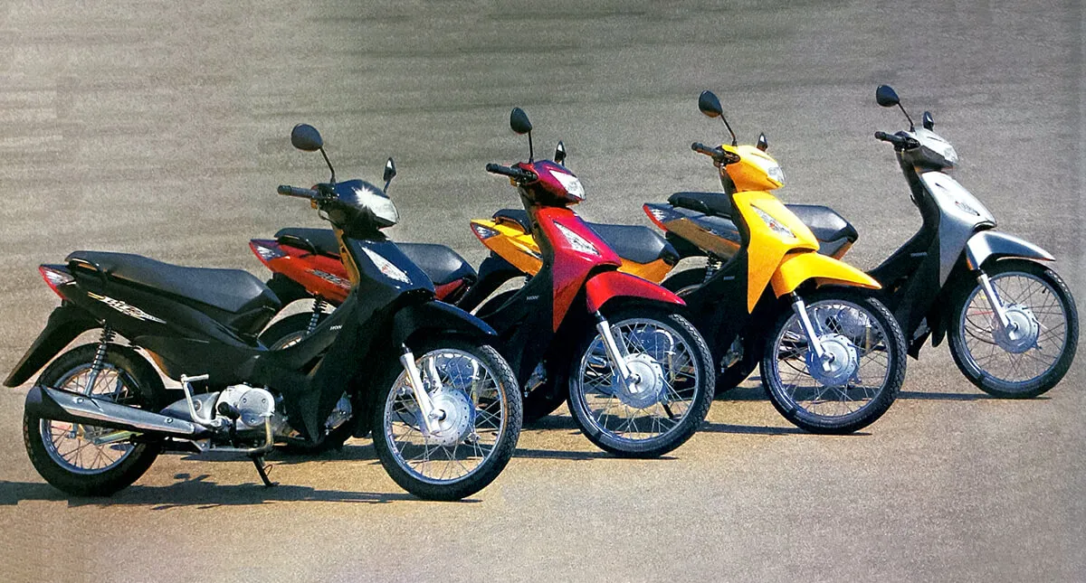 Motocicleta Honda Biz 125 estacionadas, nas cores preta, vermelha, amarela e prata