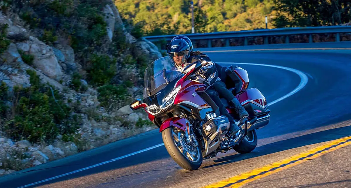 Motocicleta Honda Gold Wing na estrada